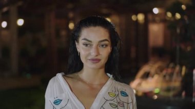 Çekici esmer pozlar, yağmurun altında ıslak saçlar.