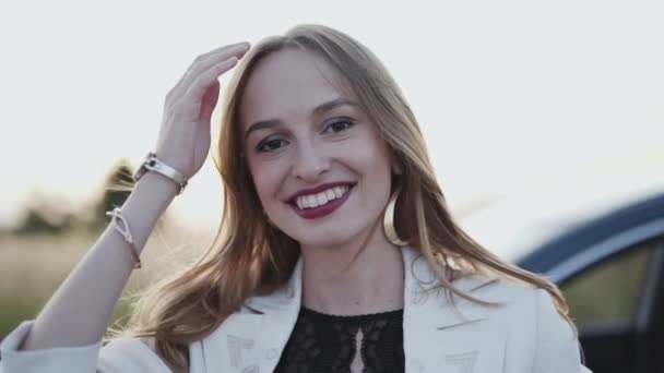 Retrato de chica sonriente se da la vuelta y mira a la cámara en la carretera — Vídeos de Stock