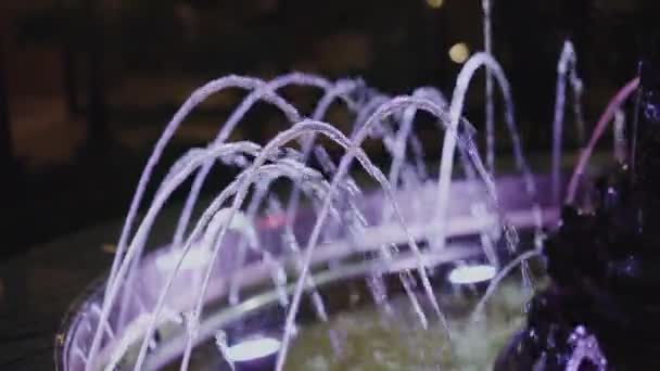 Vista de la colorida fuente nocturna en la ciudad — Vídeo de stock