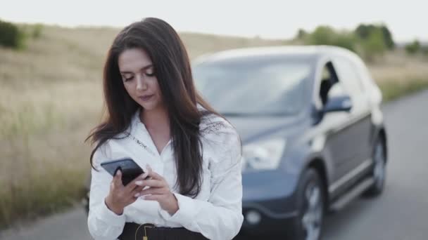 Zoufalá žena nahrávat a mluvit po telefonu v autě mimo město — Stock video