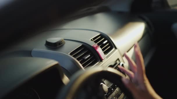 Женские пальцы стучатся в руль автомобиля и голова опирается на него — стоковое видео