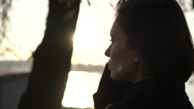 Kendine güvenen bir kadının profil portresi Gün batımına bakın