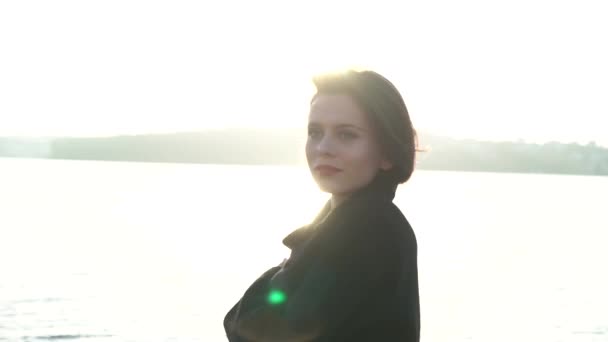 Retrato de dama apasionada mira a la cámara en poses en deslumbrante puesta de sol — Vídeos de Stock
