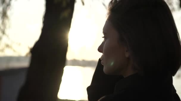 Profil portrét sebevědomé ženy pohled na západ slunce venku — Stock video
