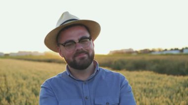 Yüzünde gülümsemeyle kameraya bakan başarılı bir çiftçinin portresi