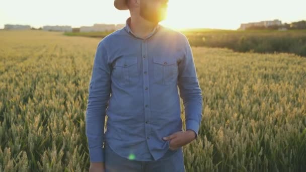 Ritratto di agricoltore di successo annuisce la testa con il sorriso sulla faccia alla macchina fotografica — Video Stock