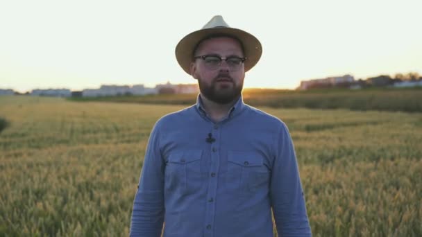 Farmář mluví něco na kameru v poli — Stock video