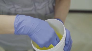 Şekerleme işleminden önce kavanozdan şeker tutkalı alma görüntüsünü kapat