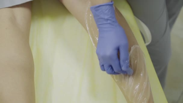 미용실에 있는 여윈 다리로 설탕 처리를 하는 모습 — 비디오