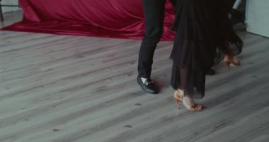 Baştan çıkarıcı iki dansçı içeride kemana eşlik etmek için dans eder.