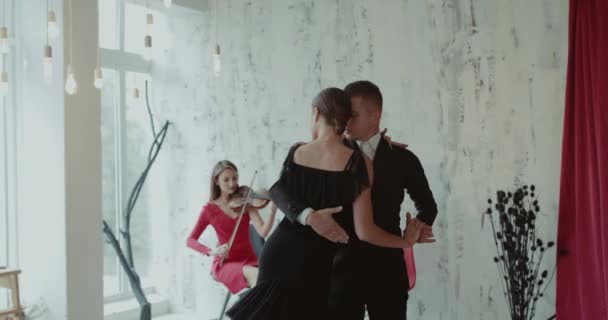 Baile de salón apasionado al acompañamiento del violín por pareja de bailarines — Vídeos de Stock