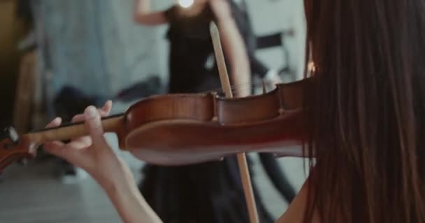 难以辨认的女音乐家在舞蹈演员中弹奏小提琴表演探戈 — 图库视频影像