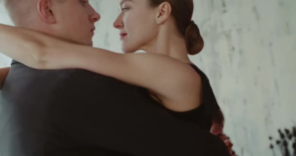 Hermosa pareja de bailarines realizan tango al acompañamiento del violín — Vídeos de Stock