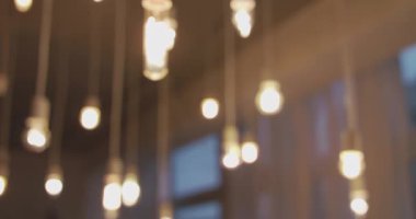 Asılı ampullerin modern tavan ışıklandırmasının bulanık arka planı