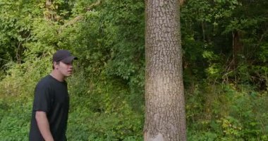 Genç beyaz koşucu ormanda koştuktan sonra kalp krizi ya da göğüs ağrısı geçiriyor.