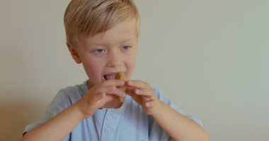 Bir çocuk evde nugget yiyor. Yavaşça 4k