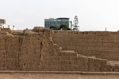 Huaca Pucllana Antik kerpiç piramidi Miraflores, Lima, Peru 'da