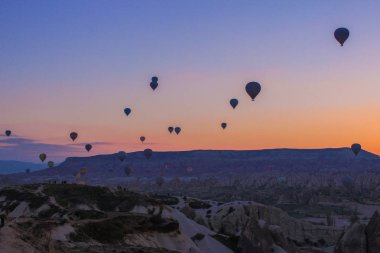 Türkiye. Cappadocia. Sabah. Güneş doğuyor. Mağaralar. Balonlar
