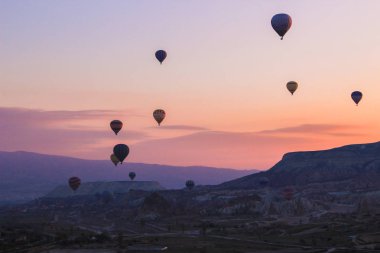 Türkiye. Cappadocia. Sabah. Güneş doğuyor. Mağaralar. Balonlar