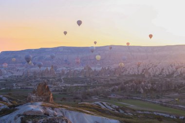 Türkiye. Cappadocia. Sabah. Güneş doğuyor. Mağaralar. Balonlar