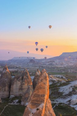 Türkiye. Cappadocia. Sabah. Güneş doğuyor. Mağaralar. Balonlar