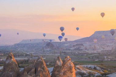Türkiye. Cappadocia. Sabah. Güneş doğuyor. Mağaralar. Balonlar
