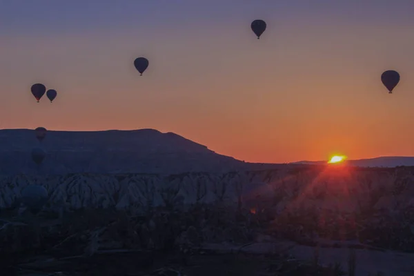 Türkiye Cappadocia Sabah Güneş Doğuyor Mağaralar Balonlar — Stok fotoğraf