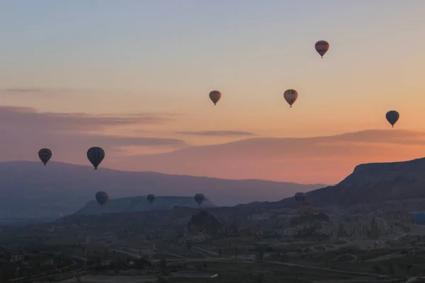 Turkiet Cappadocia Morgon Soluppgång Grottor Ballonger — Stockfoto
