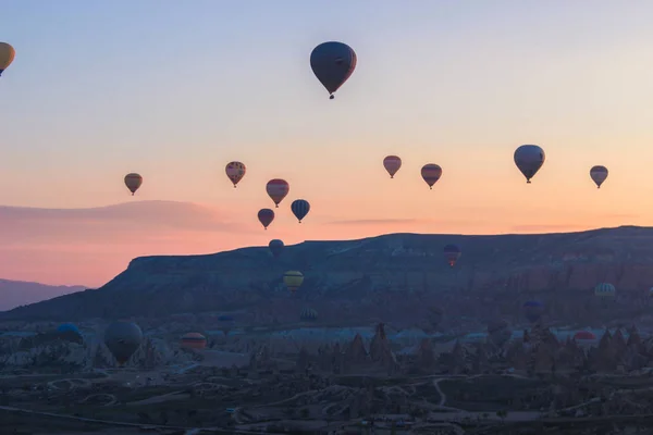 Turkiet Cappadocia Morgon Soluppgång Grottor Ballonger — Stockfoto