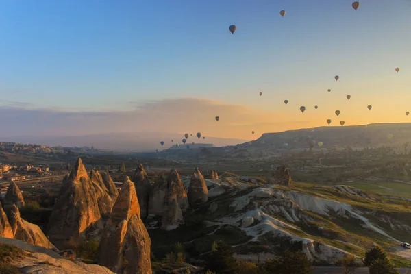 Truthahn Kappadokien Morgen Sonnenaufgang Höhlen Luftballons Stockbild