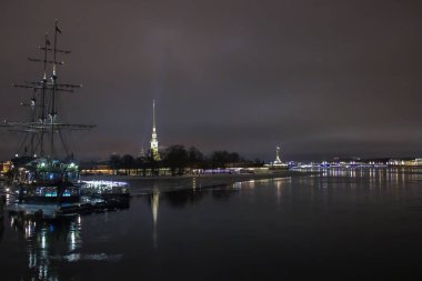 Kış gecesi şehir. St. Peterburg yılbaşı gecesi. Neva Nehri üzerinde buz drift.