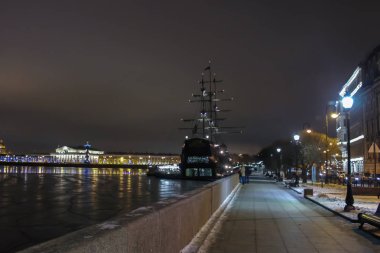 Kış gecesi şehir. St. Peterburg yılbaşı gecesi. Neva Nehri üzerinde buz drift. Gemi