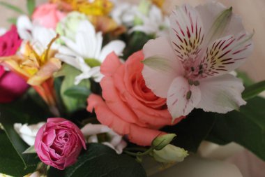 Buket çiçekler çok güzel arka plan, buket çiçek tatil hediyedir. Gül, papatyalar, kasımpatı, gerbera, lilyum, orkide