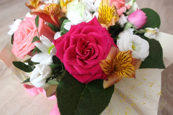 Bouquet Regalo Festa Bellissimi Fiori Sfondo Bouquet Fiori Rose Margherite — Foto Stock