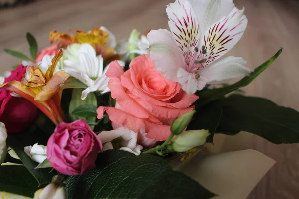 Bouquet Regalo Festa Bellissimi Fiori Sfondo Bouquet Fiori Rose Margherite — Foto Stock