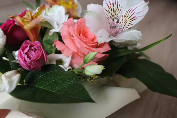 Buket Çiçekler Çok Güzel Arka Plan Buket Çiçek Tatil Hediyedir — Stok fotoğraf