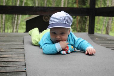 Küçük çocuk, mutlu küçük ormanda yaz aylarında güzel çocuk sevdim