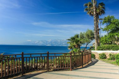 dağ manzaralı sahil