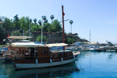 Antalya Türkiye ' de büyük ve küçük tekne deniz iskelesi