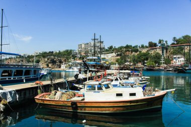 Antalya Türkiye ' de büyük ve küçük tekne deniz iskelesi
