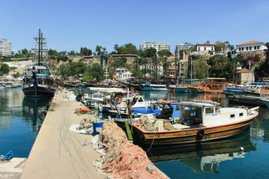 Antalya Türkiye ' de büyük ve küçük tekne deniz iskelesi