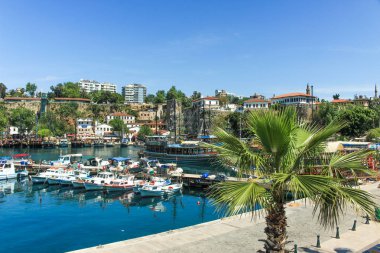 Antalya Türkiye ' de büyük ve küçük tekne deniz iskelesi