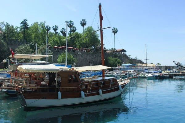 アンタルヤ トルコ 大型と小型船で海桟橋 — ストック写真