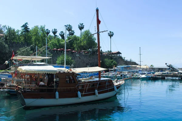 Havet Piren Antalya Turkiet Stora Och Små Båtar — Stockfoto