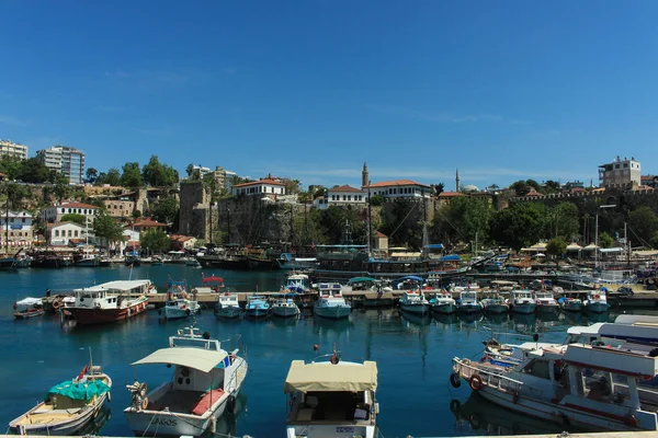 Antalya Türkiye ' de büyük ve küçük tekne deniz iskelesi