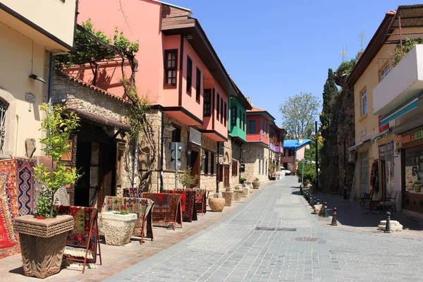 Hermosa Calle Antalya Turquía Camino Empedrado Casas Coloridas —  Fotos de Stock