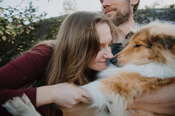 Liebesgeschichte Bummeln Geliebte Familie Hund Mochte Zukünftige Mama Und Papa lizenzfreie Stockbilder