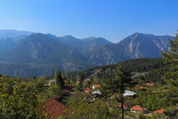 Türk köy kırmızı çatılar yukarıda dağlar