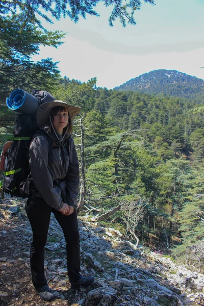 Turista Menina Trilha Lícia Turquia Floresta Montanhas — Fotografia de Stock