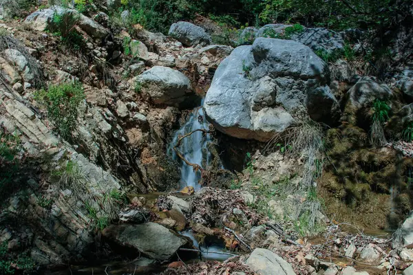 岩石中有干净饮用水的小瀑布 自然背景 — 图库照片